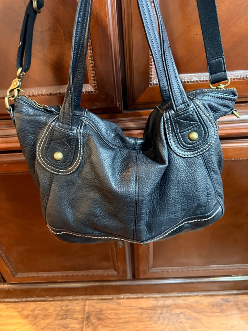 The SAK "Iris" EUC Large pebbled
Leather Convertible Hobo bag
Large w/crossbody